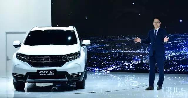 作為全球最暢銷的SUV， CR-V創(chuàng)造了無(wú)數(shù)個(gè)奇跡。撇開全球不說，從2004年CR-V被引進(jìn)到中國(guó)市場(chǎng)以來，就開拓了城市SUV市場(chǎng)，開啟了國(guó)內(nèi)高品質(zhì)SUV生活潮流。進(jìn)取之路永不停止，就在此次上海車展期間，東風(fēng)本田CR-V也終于迎來了全新?lián)Q代，實(shí)現(xiàn)了從內(nèi)到外的全面革新。