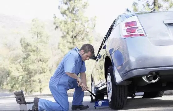 汽車爆胎怎么辦？你應該知道的換胎知識！